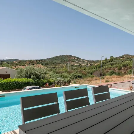 Con Piscina Privata Budoniaffitti Willa